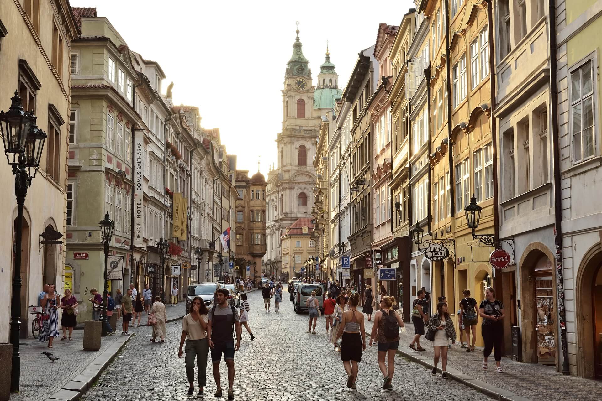 How much data do you need when traveling abroad - complete guide 2026